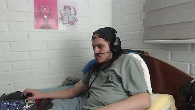 Snapshot of hung_weeb chatting on 02-17-25, 04:31 hung weeb online show from 02-17-25, 04:31