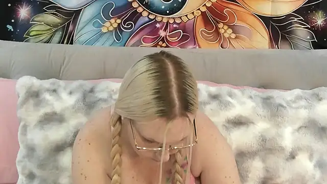 SaraBearXo online show from 11-18-25, 12:42