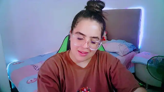 Snapshot of _alicia_z chatting on 02-02-25, 05:59 alicia z online show from 02-02-25, 05:59