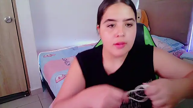 Snapshot of _alicia_z chatting on 02-06-25, 05:51 alicia z online show from 02-06-25, 05:51