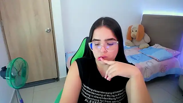 Snapshot of _alicia_z chatting on 02-28-25, 09:44 alicia z online show from 02-28-25, 09:44