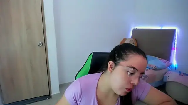 Snapshot of _alicia_z chatting on 03-19-25, 05:50 alicia z online show from 03-19-25, 05:50