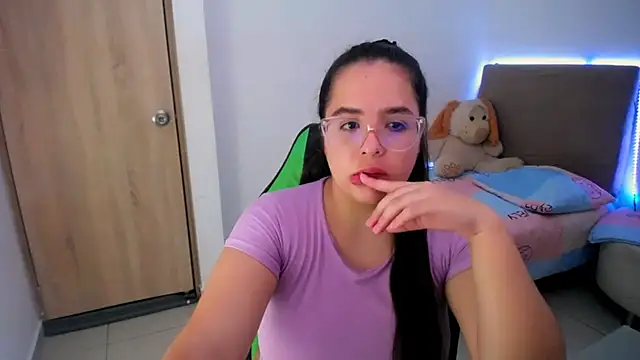 Snapshot of _alicia_z chatting on 03-21-25, 10:06 alicia z online show from 03-21-25, 10:06