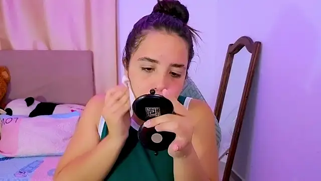 Snapshot of _alicia_z chatting on 02-18-26, 05:03 alicia z online show from 02-18-26, 05:03