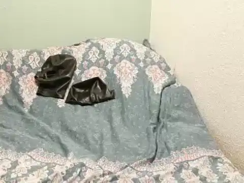 Snapshot of turnsen4y chatting on 12-24-24, 11:00 turnsen4y online show from 12-24-24, 11:00