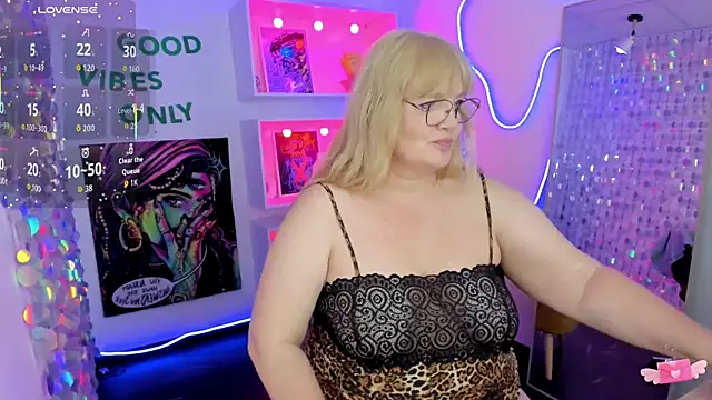 Snapshot of NicoleKind chatting on 07-15-26, 05:23 NicoleKind online show from 07-15-26, 05:23