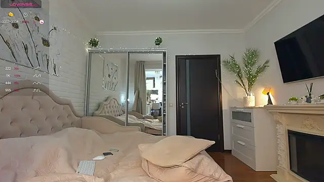 Snapshot of Oh_Julie chatting on 02-20-25, 09:55 Oh Julie online show from 02-20-25, 09:55