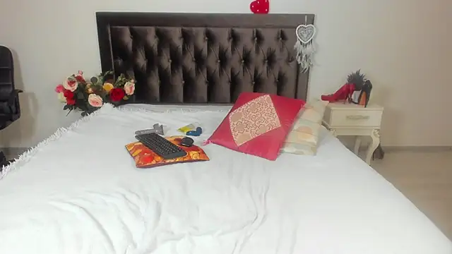 MarciaColins online show from 10-25-25, 06:57