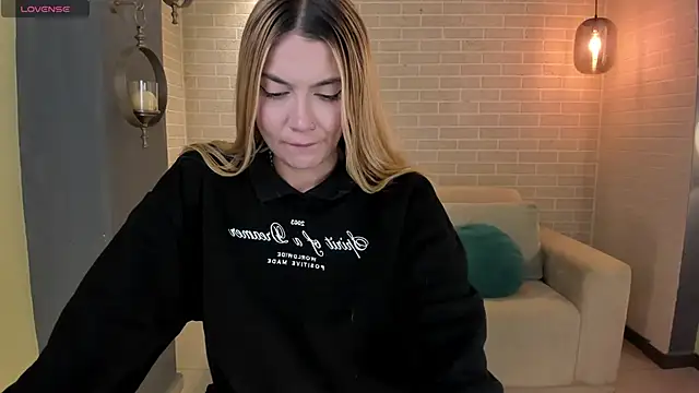 NiaHolland online show from 10-26-25, 06:14