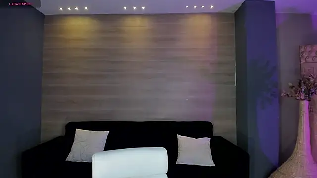 Snapshot of NiaHolland chatting on 04-23-26, 06:10 NiaHolland online show from 04-23-26, 06:10