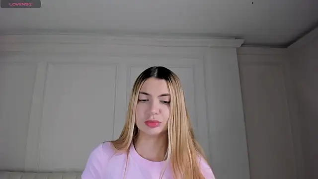 Snapshot of NiaHolland chatting on 04-25-26, 08:28 NiaHolland online show from 04-25-26, 08:28