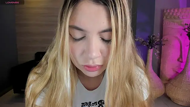 Snapshot of NiaHolland chatting on 05-04-26, 05:20 NiaHolland online show from 05-04-26, 05:20