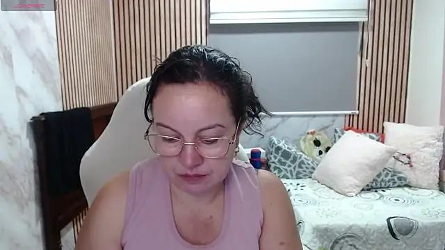 Snapshot of Sonialorens_ chatting on 05-20-26, 04:13 Sonialorens online show from 05-20-26, 04:13