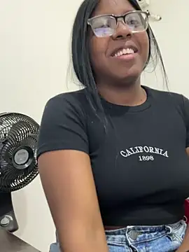 Snapshot of Layla_mayer chatting on 10-22-25, 05:34 Layla mayer online show from 10-22-25, 05:34