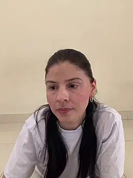 Snapshot of Estefani_32 chatting on 06-17-26, 04:41 Estefani 32 online show from 06-17-26, 04:41