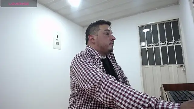 Snapshot of antonycruz chatting on 04-25-26, 01:08 antonycruz online show from 04-25-26, 01:08