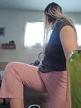 Snapshot of ScarletCallings420 chatting on 06-29-26, 03:46 ScarletCallings420 online show from 06-29-26, 03:46