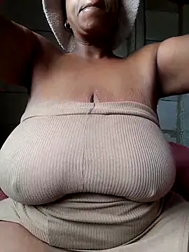 Snapshot of winterqueenx chatting on 11-16-25, 12:44 winterqueenx online show from 11-16-25, 12:44