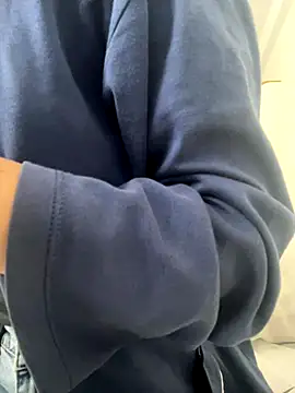 Snapshot of DulceMya6 chatting on 12-21-25, 01:40 DulceMya6 online show from 12-21-25, 01:40