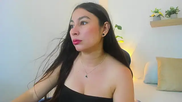 Snapshot of bella_99_ chatting on 06-13-26, 11:41 bella 99 online show from 06-13-26, 11:41