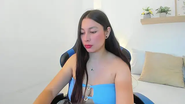 Snapshot of bella_99_ chatting on 07-17-26, 11:50 bella 99 online show from 07-17-26, 11:50