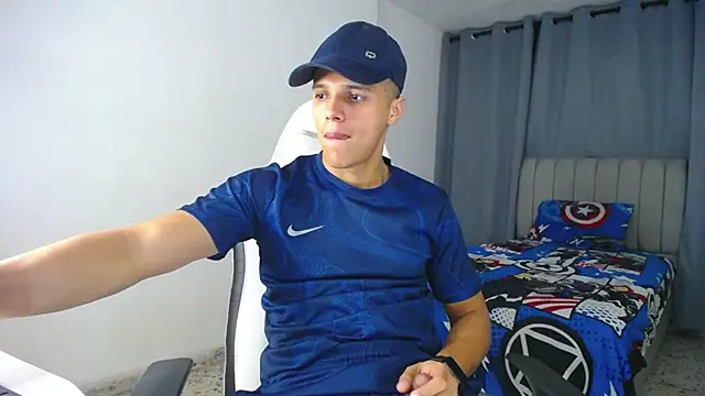 Snapshot of DavidAngell7 chatting on 01-10-25, 03:18 DavidAngell7 online show from 01-10-25, 03:18