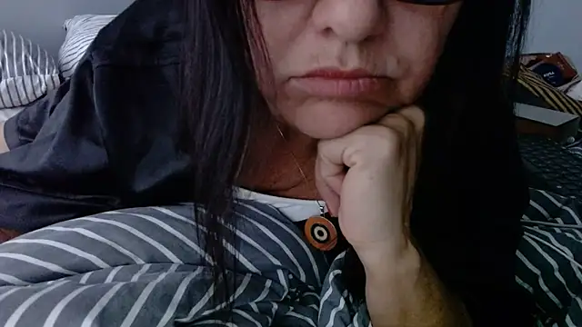 Snapshot of Linda1975 chatting on 06-16-26, 06:27 Linda1975 online show from 06-16-26, 06:27