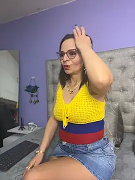 Snapshot of Miss_ellien chatting on 06-25-26, 01:27 Miss ellien online show from 06-25-26, 01:27