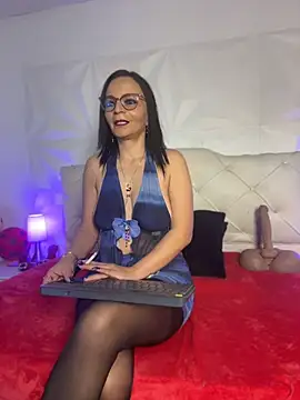 Snapshot of Miss_ellien chatting on 07-06-26, 01:30 Miss ellien online show from 07-06-26, 01:30