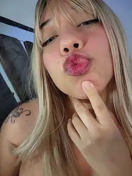 Snapshot of miafresa_hot chatting on 03-08-25, 12:00 miafresa hot online show from 03-08-25, 12:00