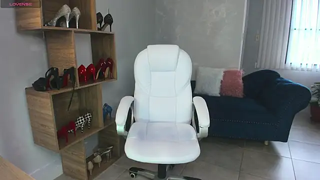 MissRhodes1 online show from 09-08-25, 07:57