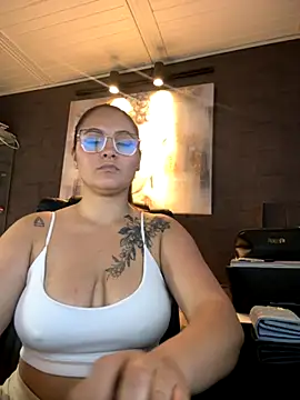 Snapshot of Emiily_W chatting on 10-26-25, 06:03 Emiily W online show from 10-26-25, 06:03