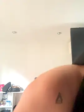 Snapshot of Emiily_W chatting on 10-31-25, 05:14 Emiily W online show from 10-31-25, 05:14