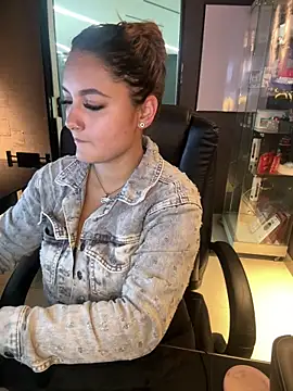 Snapshot of Emiily_W chatting on 12-14-25, 04:01 Emiily W online show from 12-14-25, 04:01