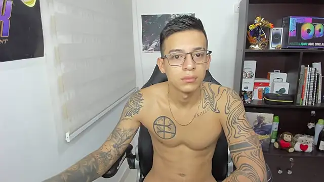 Snapshot of SIXXTOLOVE18 chatting on 03-13-25, 03:33 SIXXTOLOVE18 online show from 03-13-25, 03:33