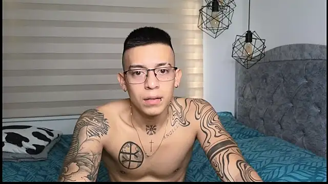 Snapshot of SIXXTOLOVE18 chatting on 09-18-25, 06:43 SIXXTOLOVE18 online show from 09-18-25, 06:43