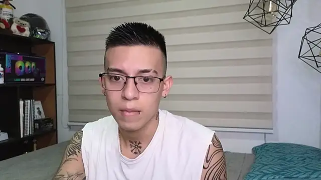 Snapshot of SIXXTOLOVE18 chatting on 10-25-25, 10:48 SIXXTOLOVE18 online show from 10-25-25, 10:48