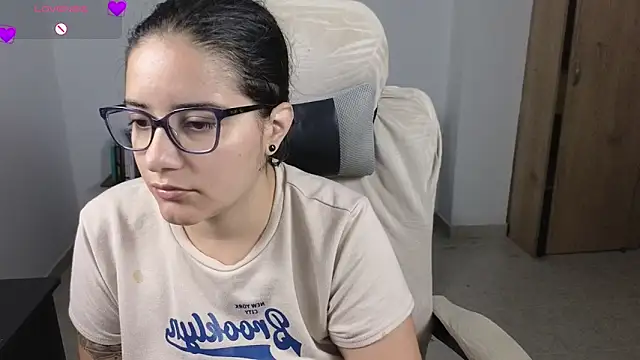 Snapshot of blue__moon_ chatting on 06-19-26, 09:57 blue moon online show from 06-19-26, 09:57