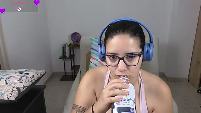 Snapshot of blue__moon_ chatting on 06-25-26, 01:04 blue moon online show from 06-25-26, 01:04