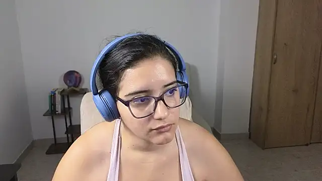 Snapshot of blue__moon_ chatting on 07-05-26, 04:19 blue moon online show from 07-05-26, 04:19