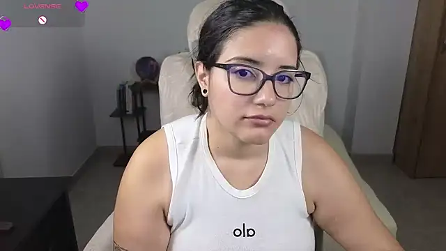 Snapshot of blue__moon_ chatting on 07-18-26, 04:38 blue moon online show from 07-18-26, 04:38