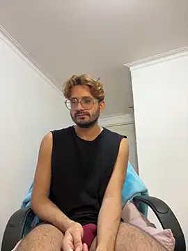 Snapshot of peterannaud chatting on 09-20-25, 03:13 peterannaud online show from 09-20-25, 03:13