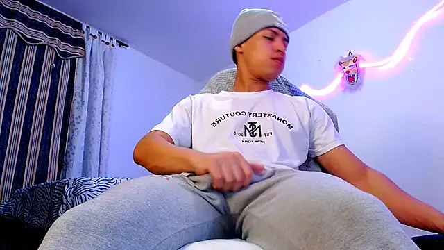 Snapshot of littleyork chatting on 12-19-25, 10:11 littleyork online show from 12-19-25, 10:11