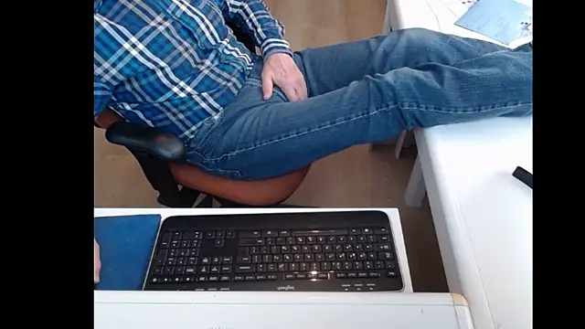 Snapshot of dutchpornking chatting on 03-08-25, 03:02 dutchpornking online show from 03-08-25, 03:02