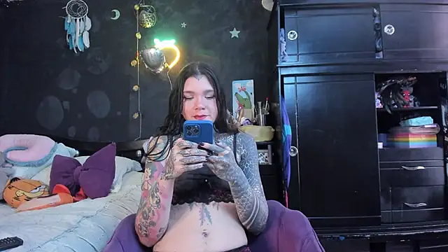Snapshot of Lilmarieee chatting on 11-20-25, 04:51 Lilmarieee online show from 11-20-25, 04:51