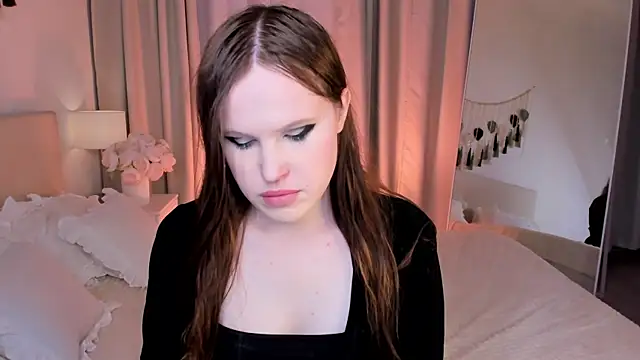Snapshot of EffieMinki chatting on 06-18-26, 10:03 EffieMinki online show from 06-18-26, 10:03