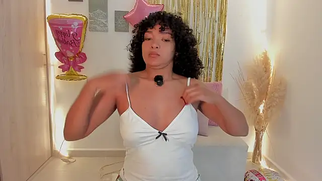 Snapshot of mariam_hill chatting on 05-15-26, 10:00 mariam hill online show from 05-15-26, 10:00