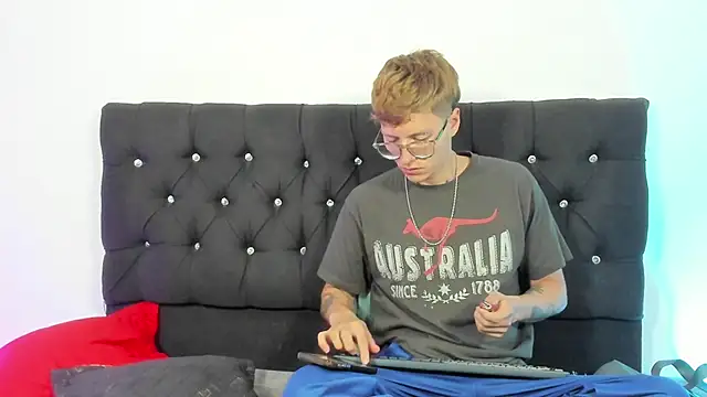 Snapshot of A_sexy_couple__ chatting on 10-05-25, 01:59 A sexy couple online show from 10-05-25, 01:59