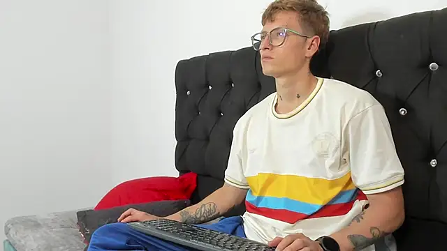 Snapshot of A_sexy_couple__ chatting on 10-05-25, 09:13 A sexy couple online show from 10-05-25, 09:13