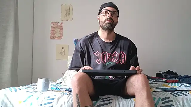 Snapshot of MattxFeet chatting on 05-08-26, 12:32 MattxFeet online show from 05-08-26, 12:32
